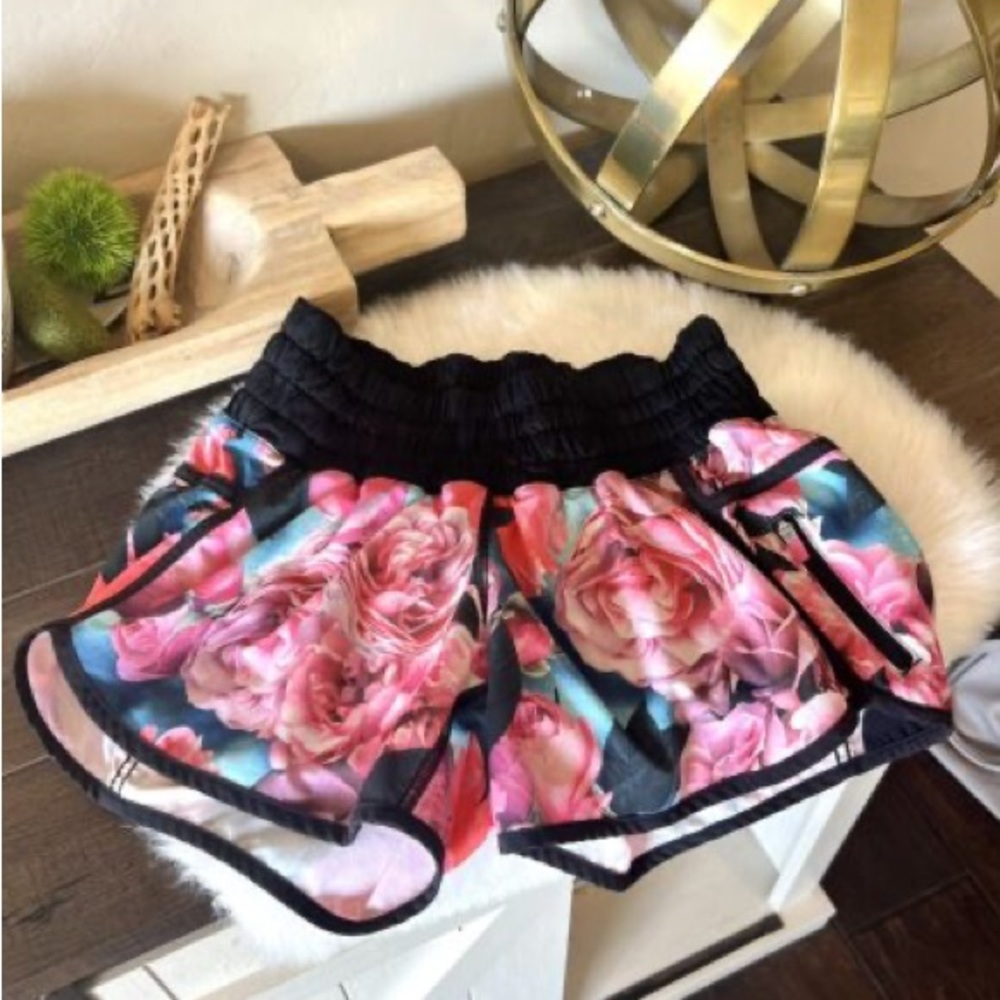 Lululemon shorts size 2 Rose pattern